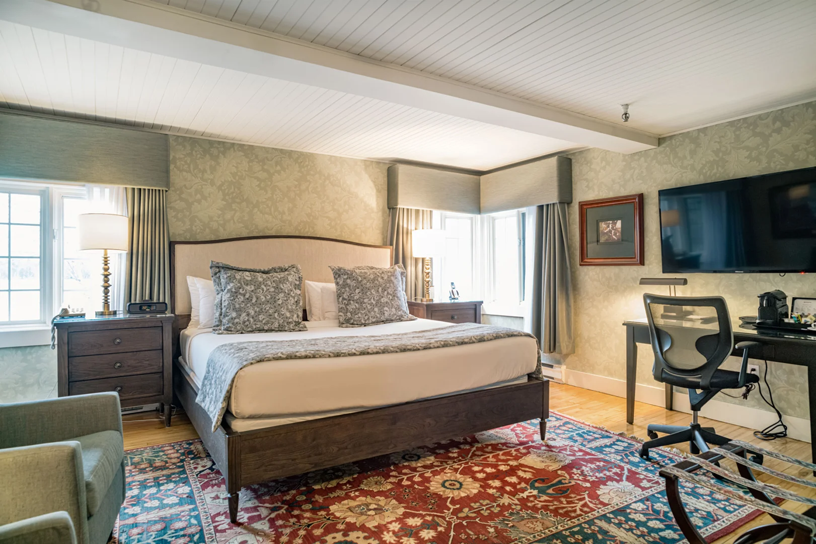 Chambre classique vue sur lac avec lit king et espace bureau au Ripplecove Hotel & Spa