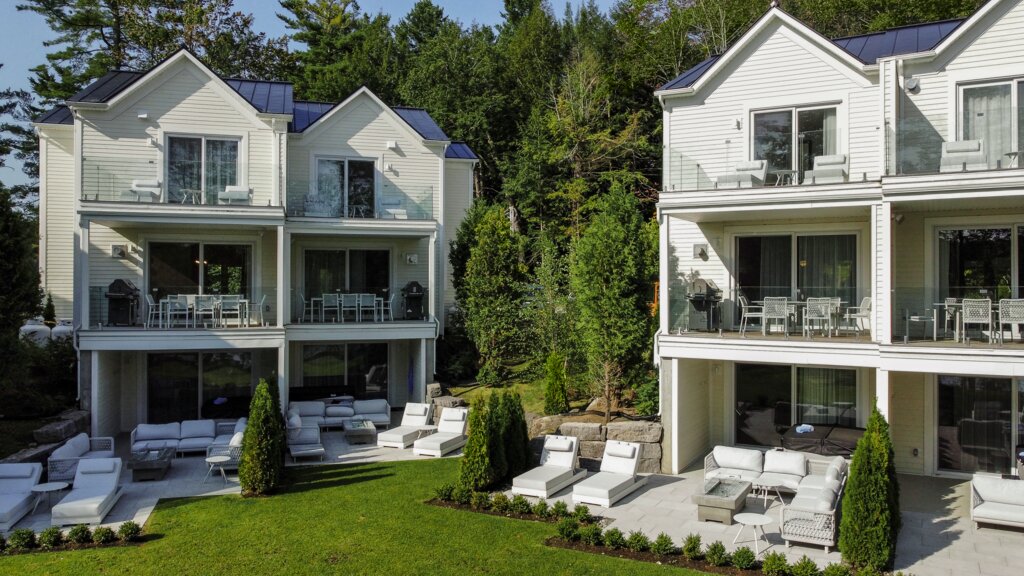 ue extérieure des villas du Ripplecove avec espaces lounge et terrasses privées