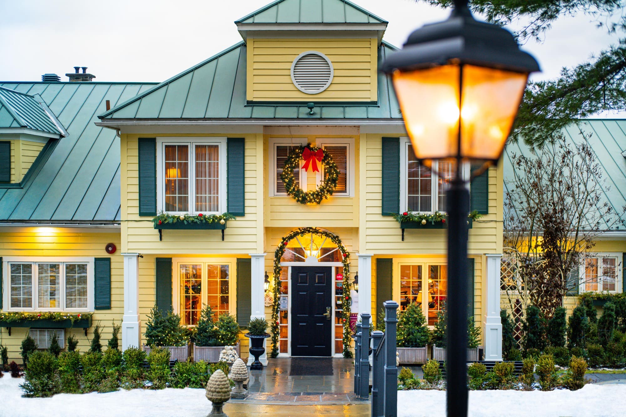 Façade illuminée du Ripplecove Hôtel et spa décorée pour le temps des fêtes, dans une ambiance féerique.