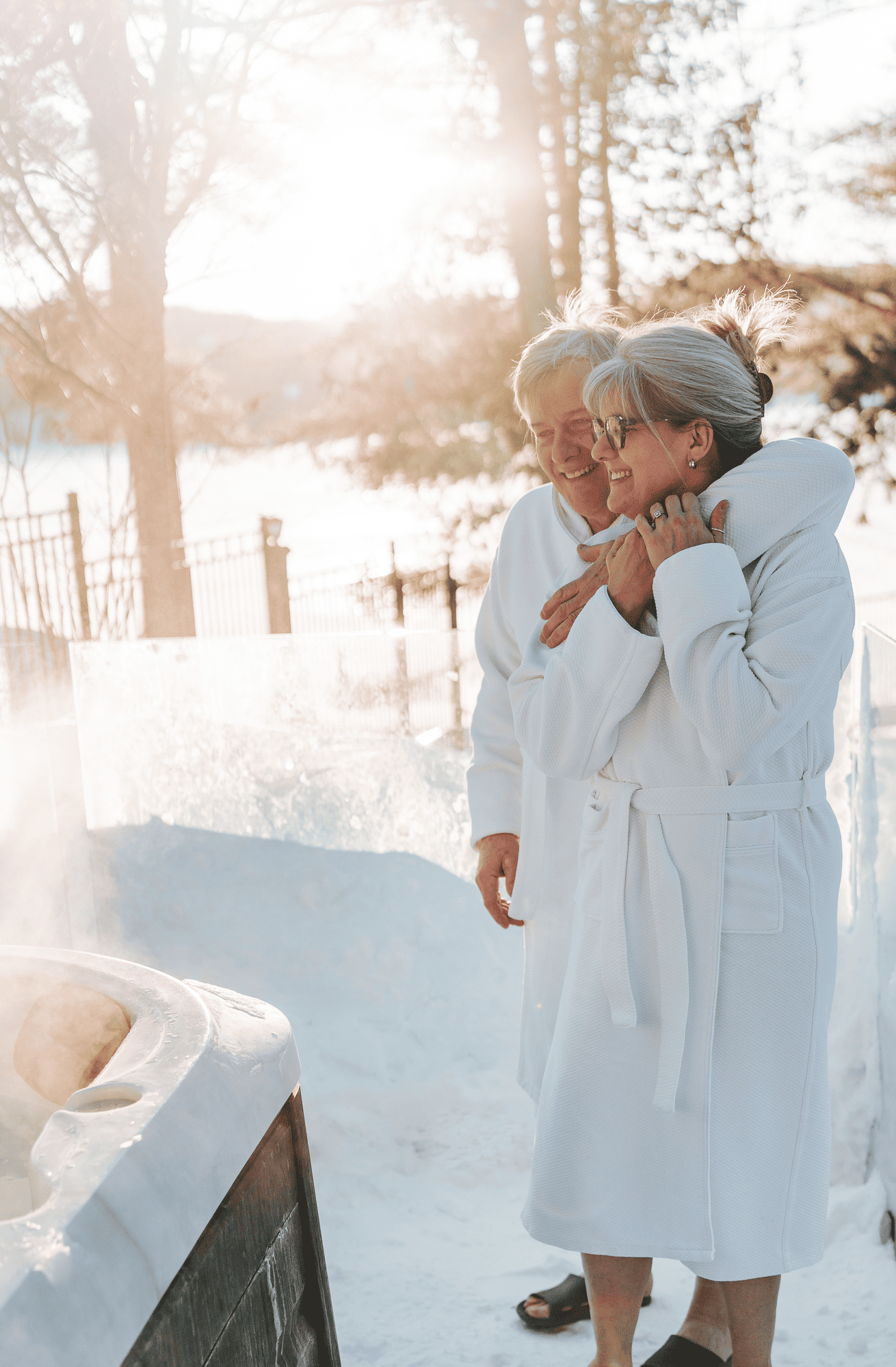 Moment détente hivernal au Ripplecove hôtel et spa pendant les fêtes, avec vue sur le lac.
