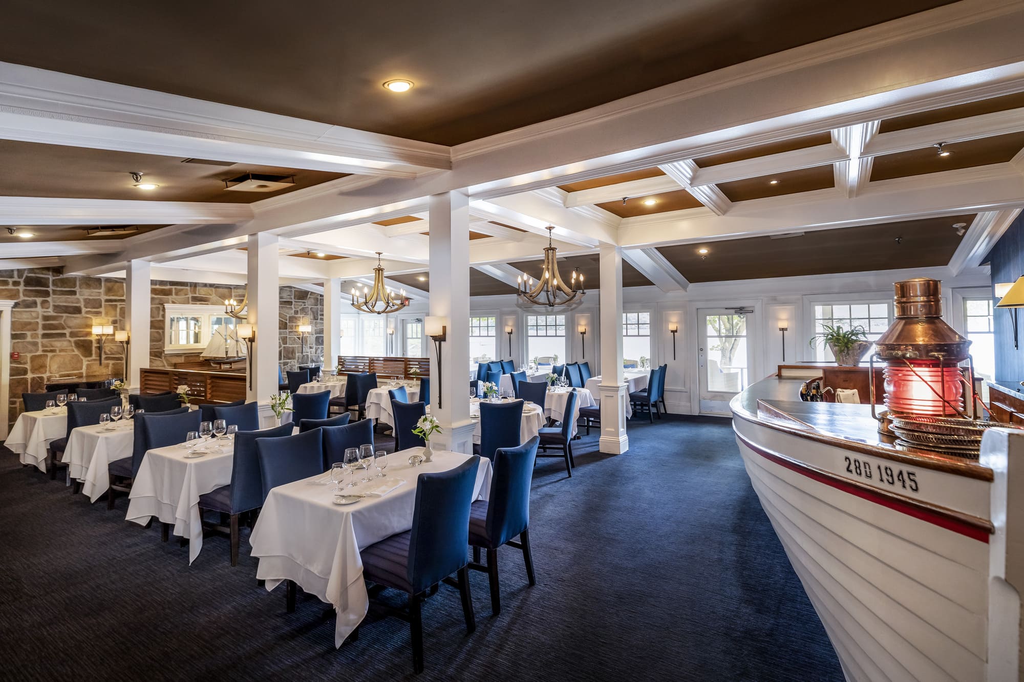 Salle à manger élégante et conviviale du restaurant Le riverain