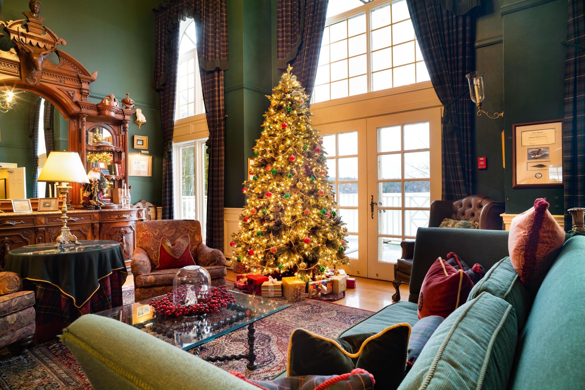 Salon décoré pour le temps des fêtes au Ripplecove hôtel et spa, sapin illuminé et ambiance chaleureuse.