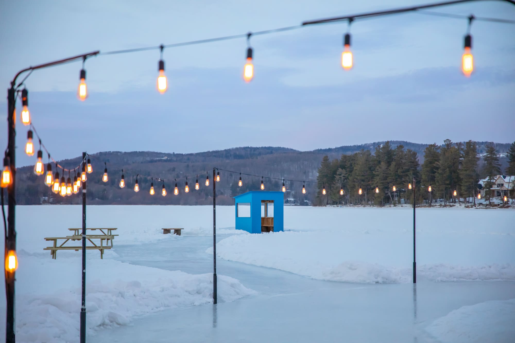 Cabane à pêche blanche sur le lac gelé Massawippi, dans les Cantons-de-l’Est