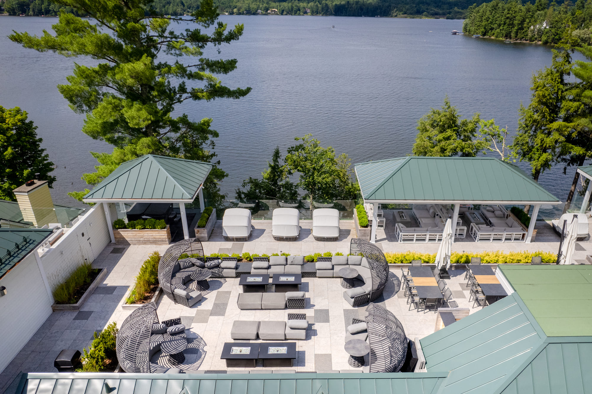 Vue aérienne des installations extèrieures du Ripplecove Hôtel et Spa, au bord du lac en Estrie.
