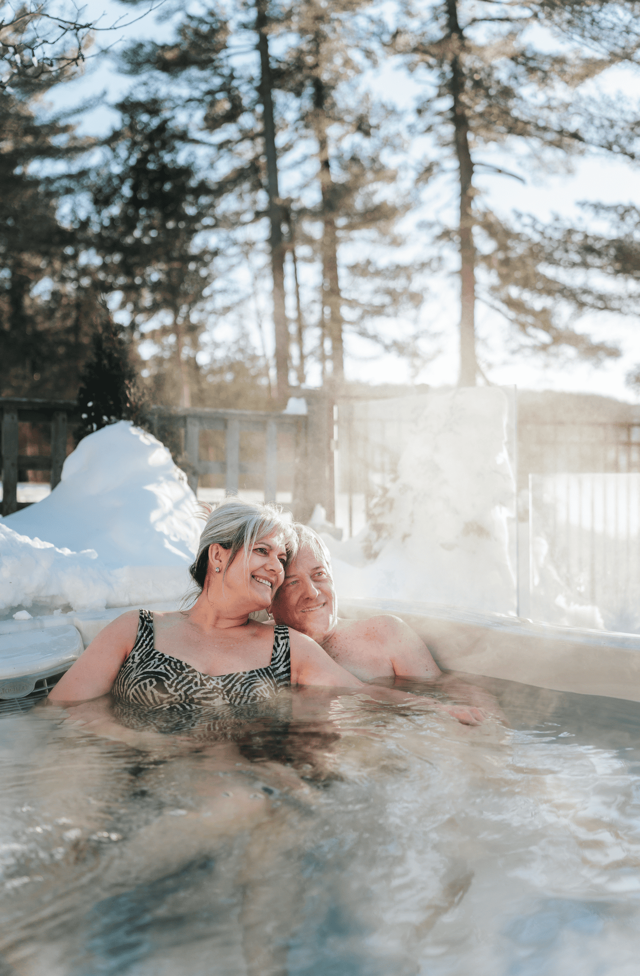 Couple profitant d'un bain à remous extérieur en hiver au Ripplecove lors d'un week end bien être dans les cantons-de-l'est