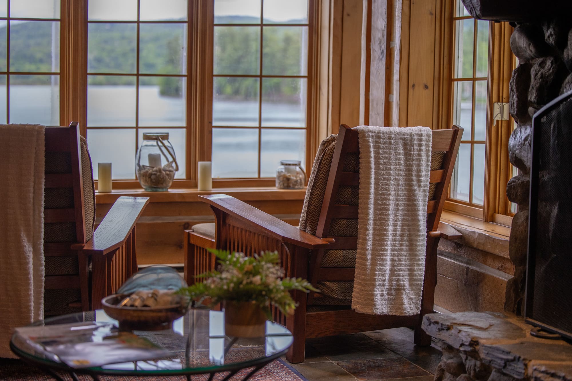 Espace de détente intérieur au Ripllecove avec vue sur le lac, idéal pour un week end bienêtre dans les Cantons-de-l'est