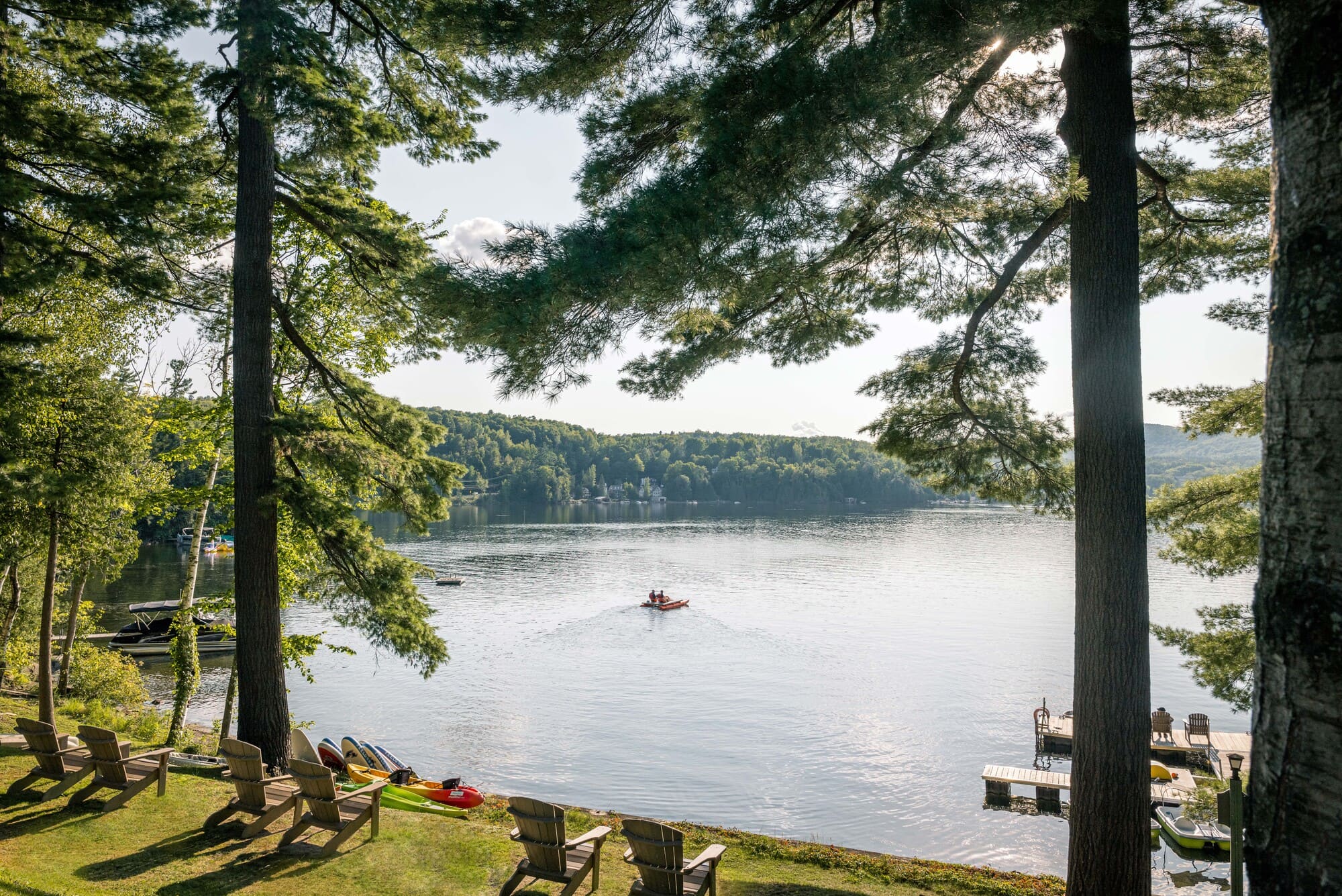 Vue sur le lac Massawippi depuis les jardins du Ripplecove.