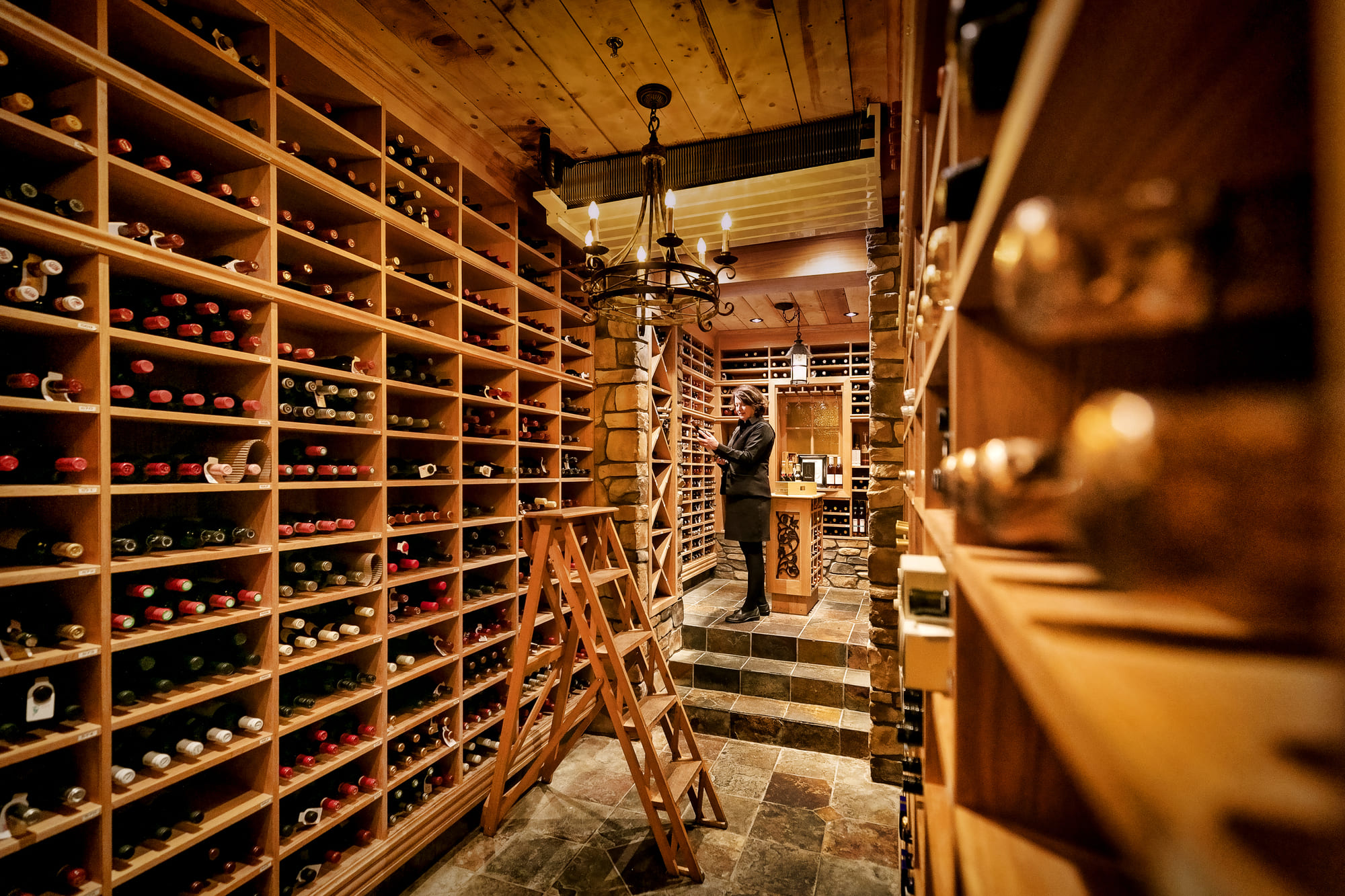 Vue intérieure de la cave à vin primée du Ripplecove, présentant des rangées de bouteilles soigneusement conservées dans un décor raffiné et chaleureux.