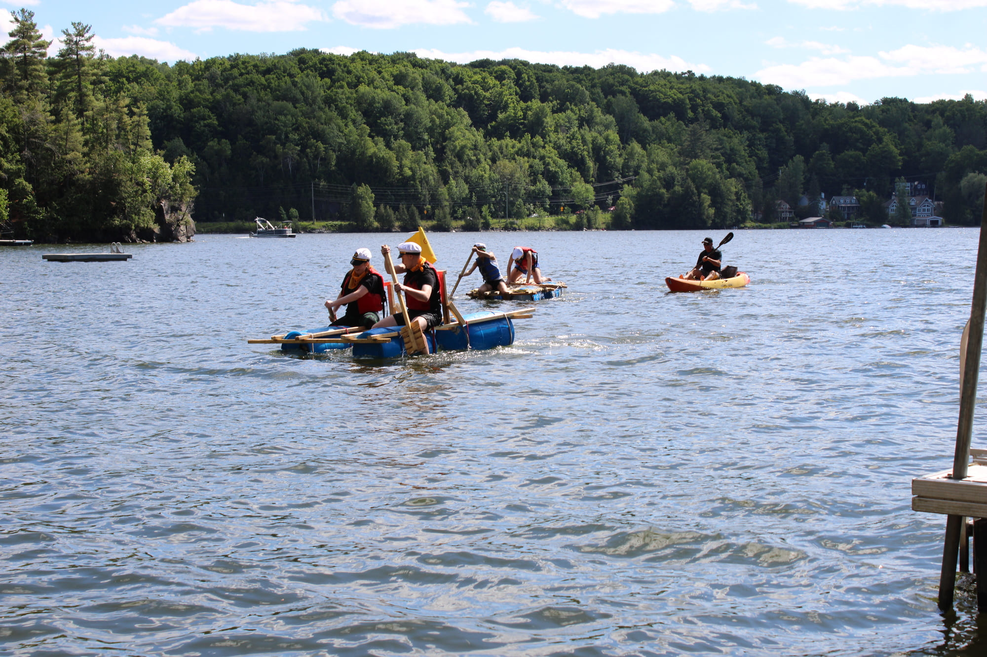 Activité de cohésion d’équipe sur l’eau lors d’une retraite d’entreprise, favorisant la collaboration et l’esprit d’équipe.