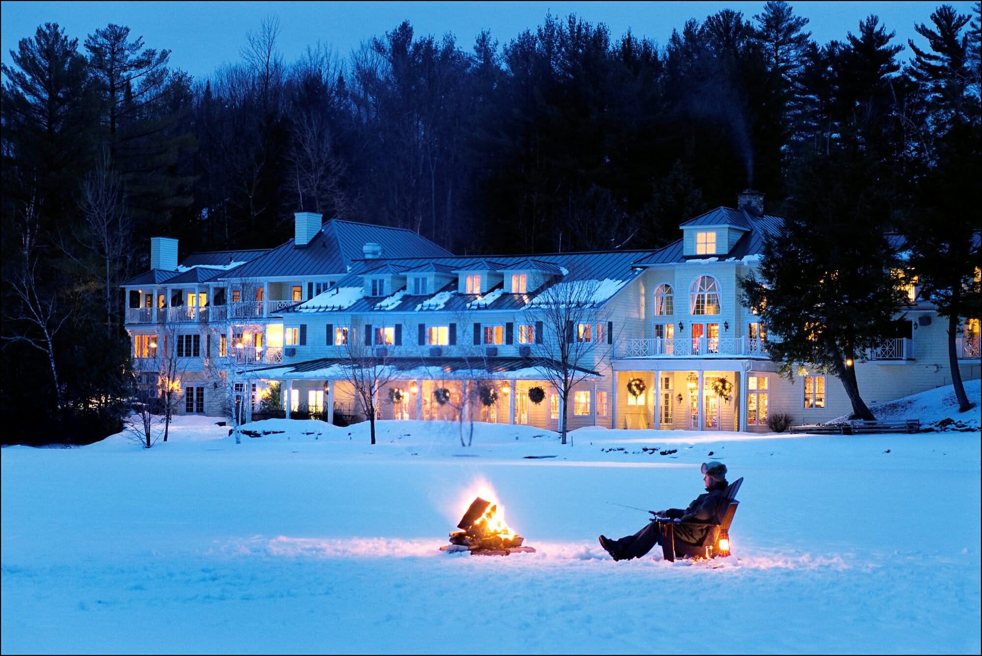 Soirée hivernale au bord du lac Massawippi avec vue sur L'hôtel Ripplecove illuminé.