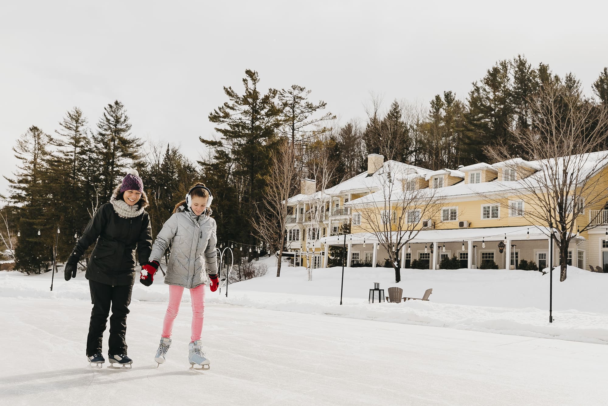 Patin à glace sur le lac Massawappi en hiver. Activité hivernale dans les Cantons-de-l'Est.