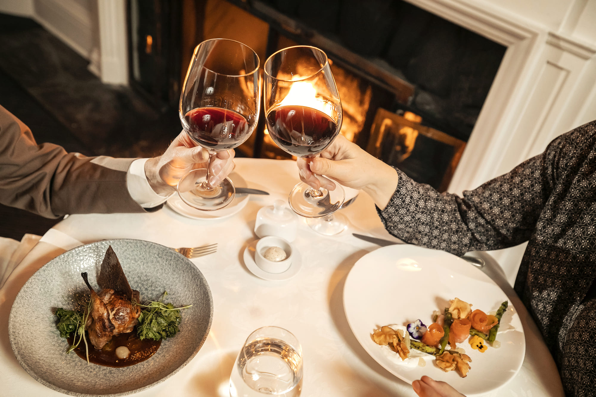 Diner gastronomique au restaurant Le Riverain à l'hôtel Ripplecove, expérience culinaire raffinée près du lac Massawippi.