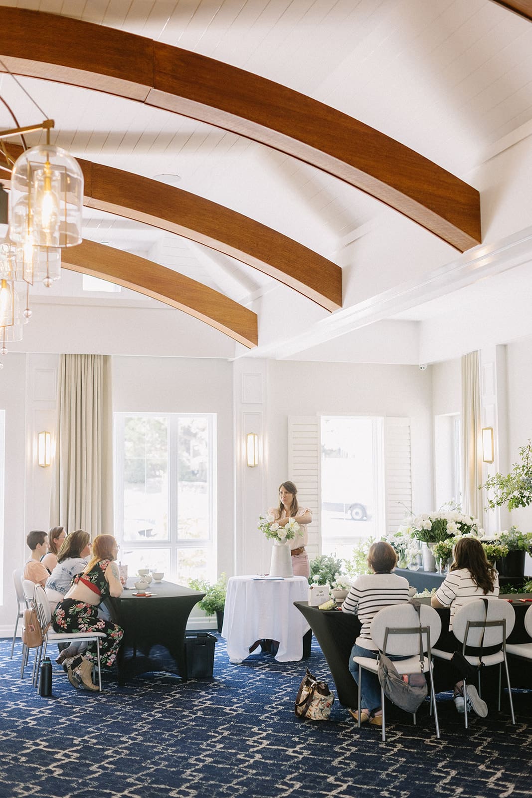 Atelier de travail collaboratif organisé en salle pendant une retraite d’entreprise.