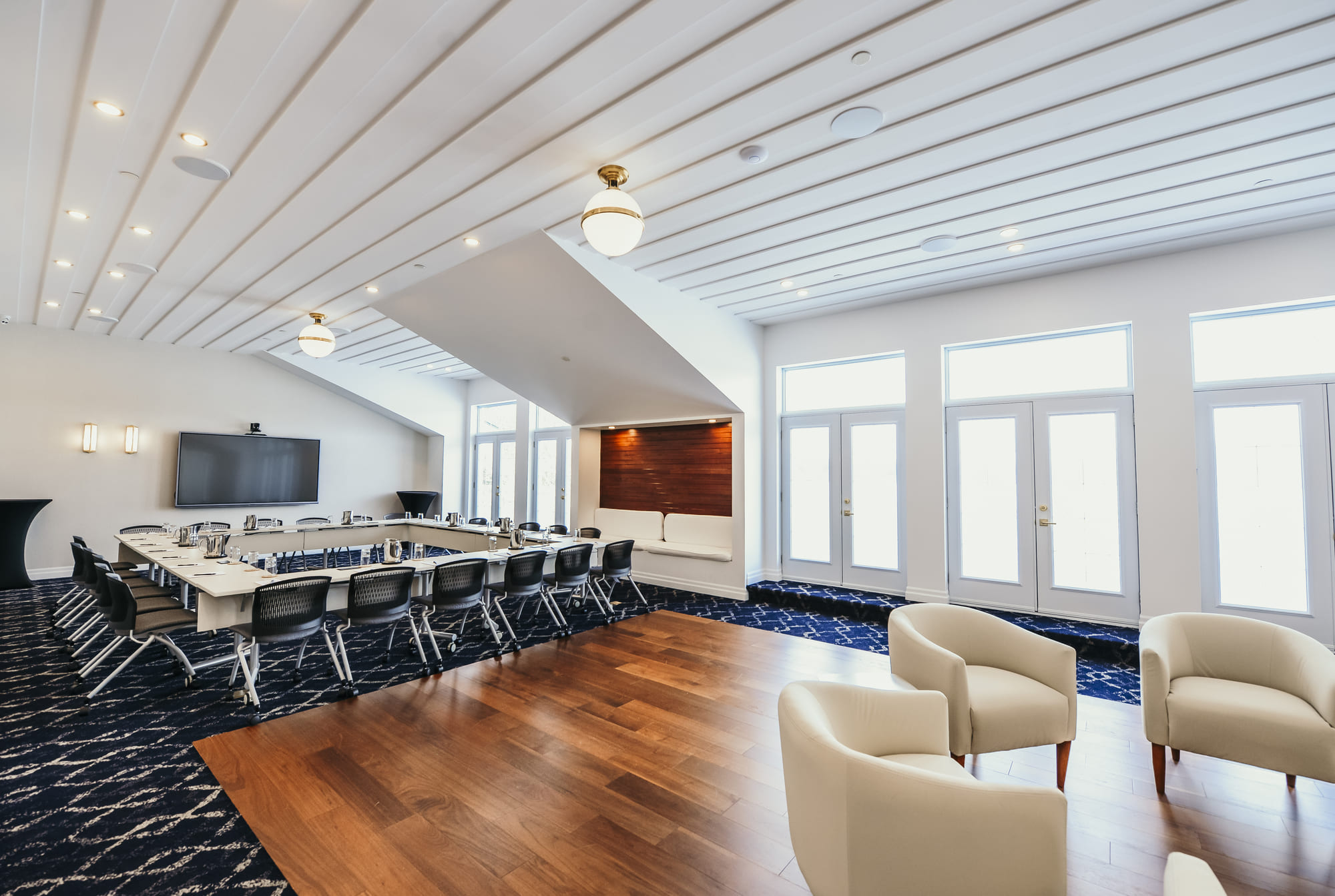 Salle de réunion lumineuse, au Ripplecove Hôtel et Spa en Estrie