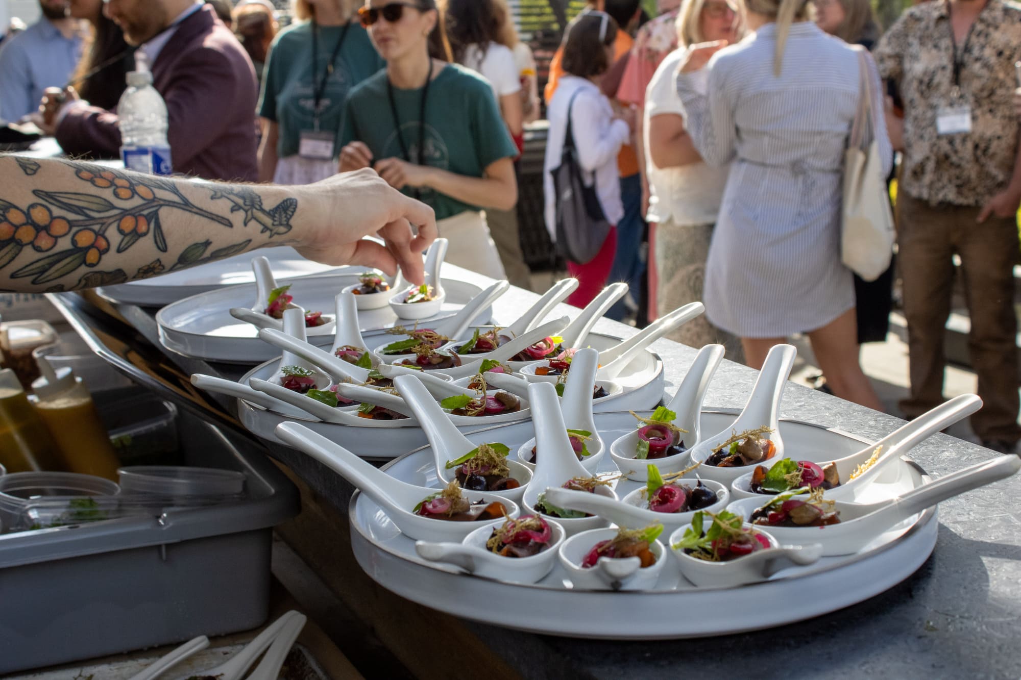 Service traiteur lors d’une retraite d’entreprise, avec bouchées gastronomiques servies en plein air pendant un événement corporatif.