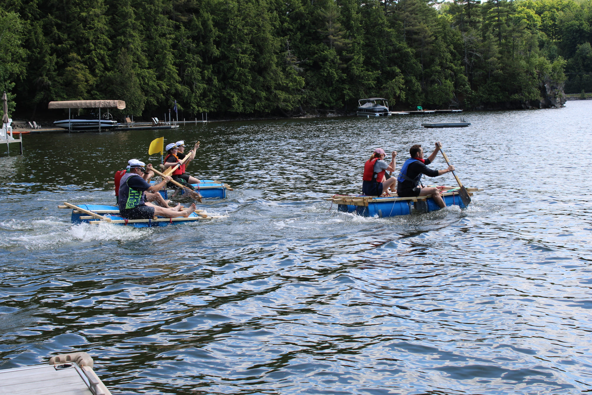 Activité de team building sur le lac Massawippi en Estrie, avec des participants naviguant en équipe lors d’une retraite d’entreprise.
