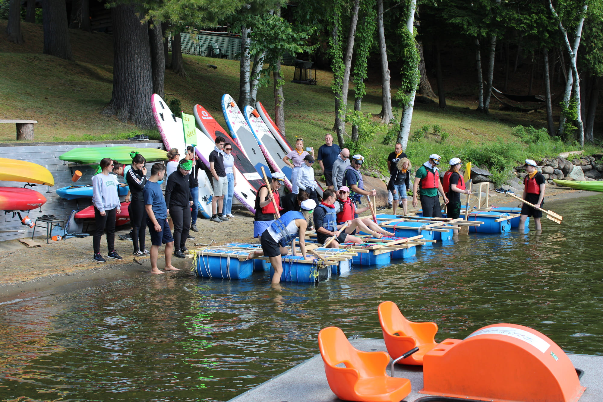 Groupe participant à une activité de team building sur le lac Massawippi en Estrie, préparant des radeaux lors d’une retraite d’entreprise.