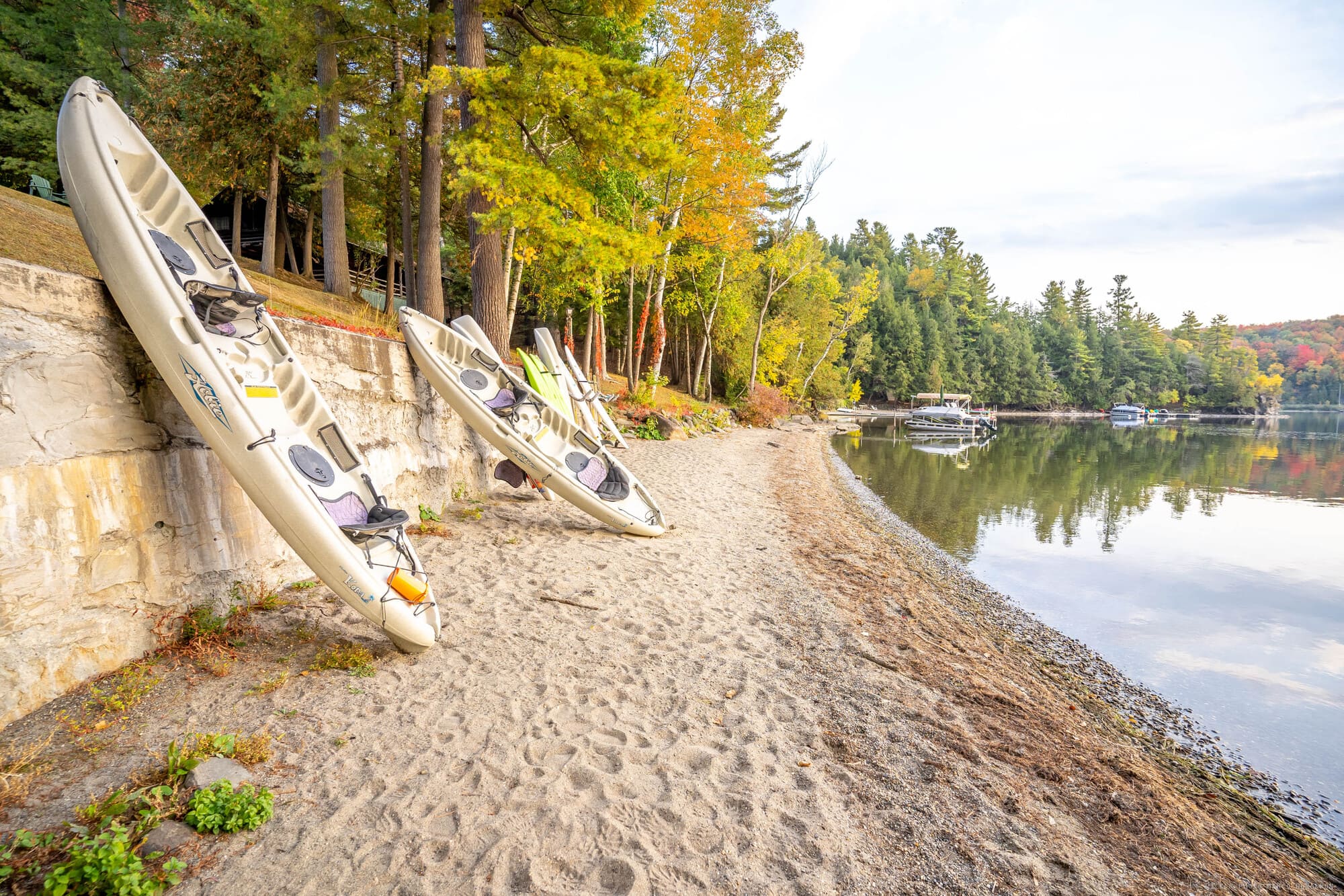 Kayaks alignés au bord du lac Massawippi en Estrie, cadre naturel propice aux activités de team building et aux retraites d’entreprise.