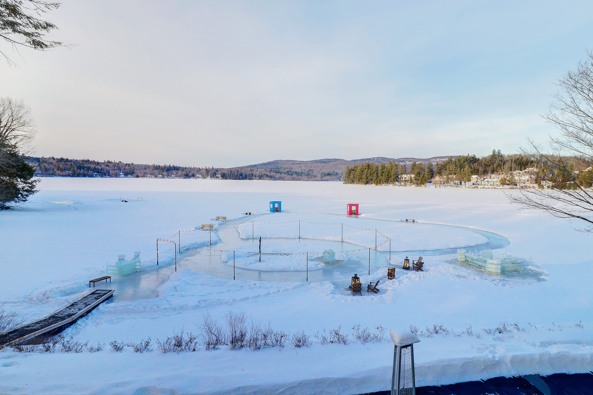 Vue hivernale du lac Massawippi gelé en Estrie avec installation extérieure pour activités de groupe lors d'activité team building.