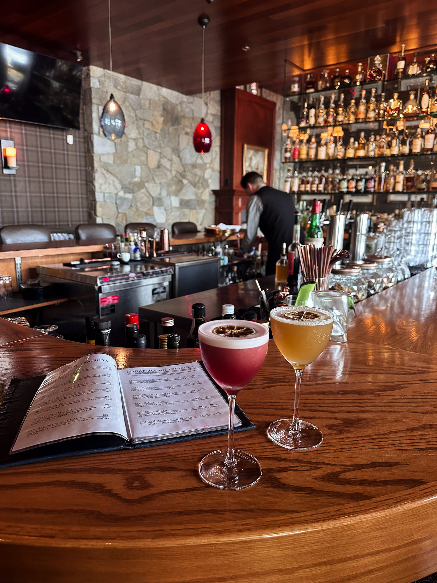 Atelier de mixologie lors d’une retraite d’entreprise en Estrie, activité favorisant la créativité et la cohésion d’équipe.