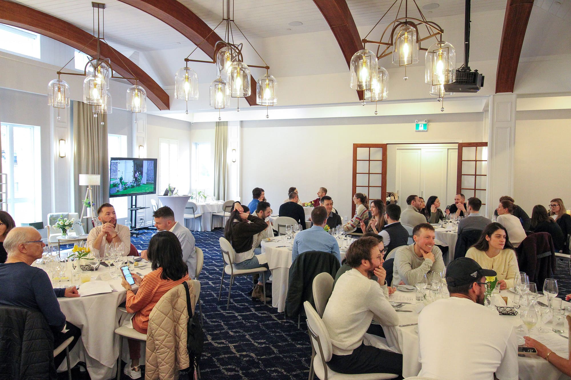 Atelier stratégique et lac-à-l’épaule organisé en salle lors d’un team building en Estrie.