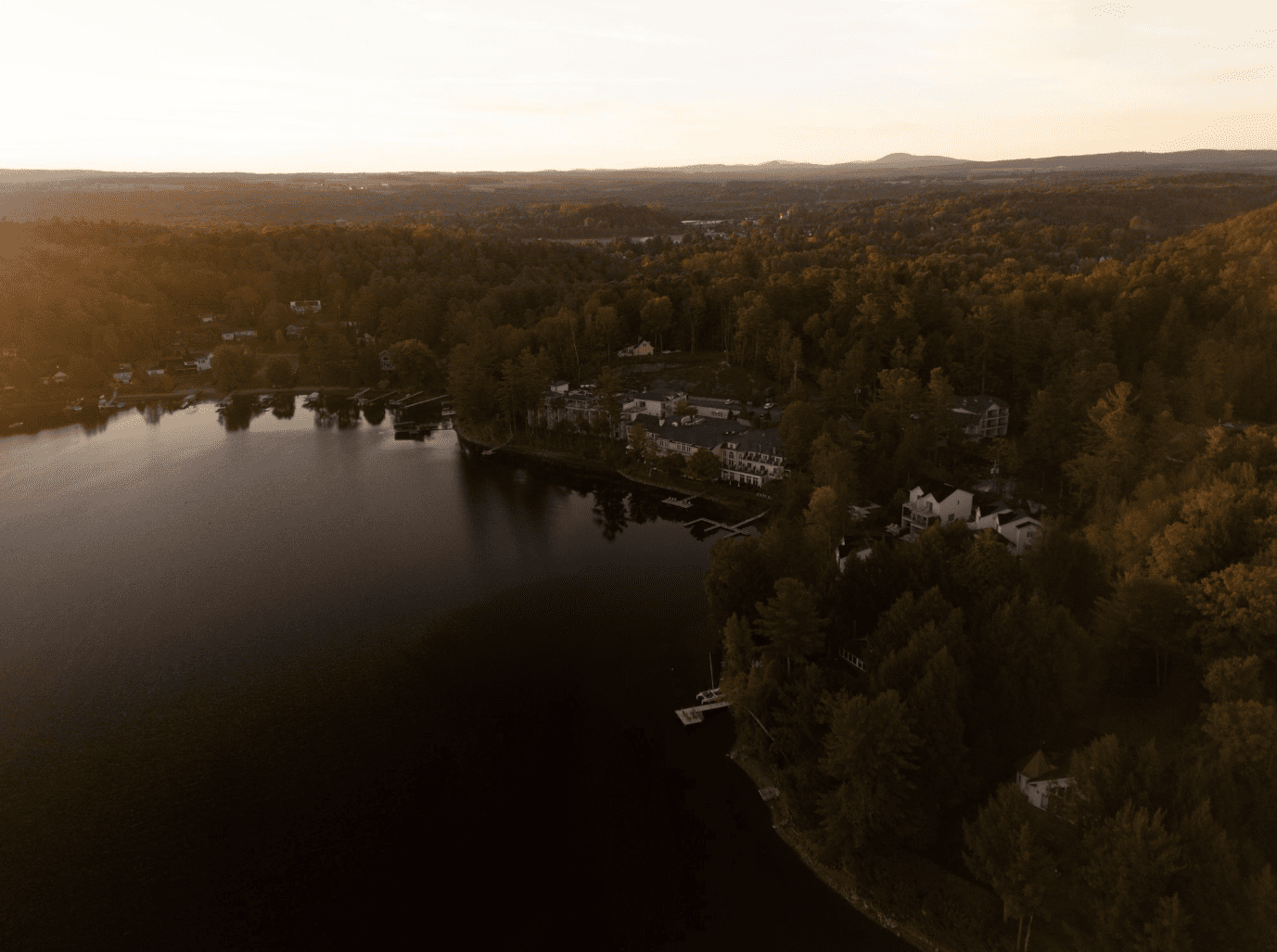 Vue aérienne du lac Massawippi et du village d'Ayer's Cliff en Estrie.