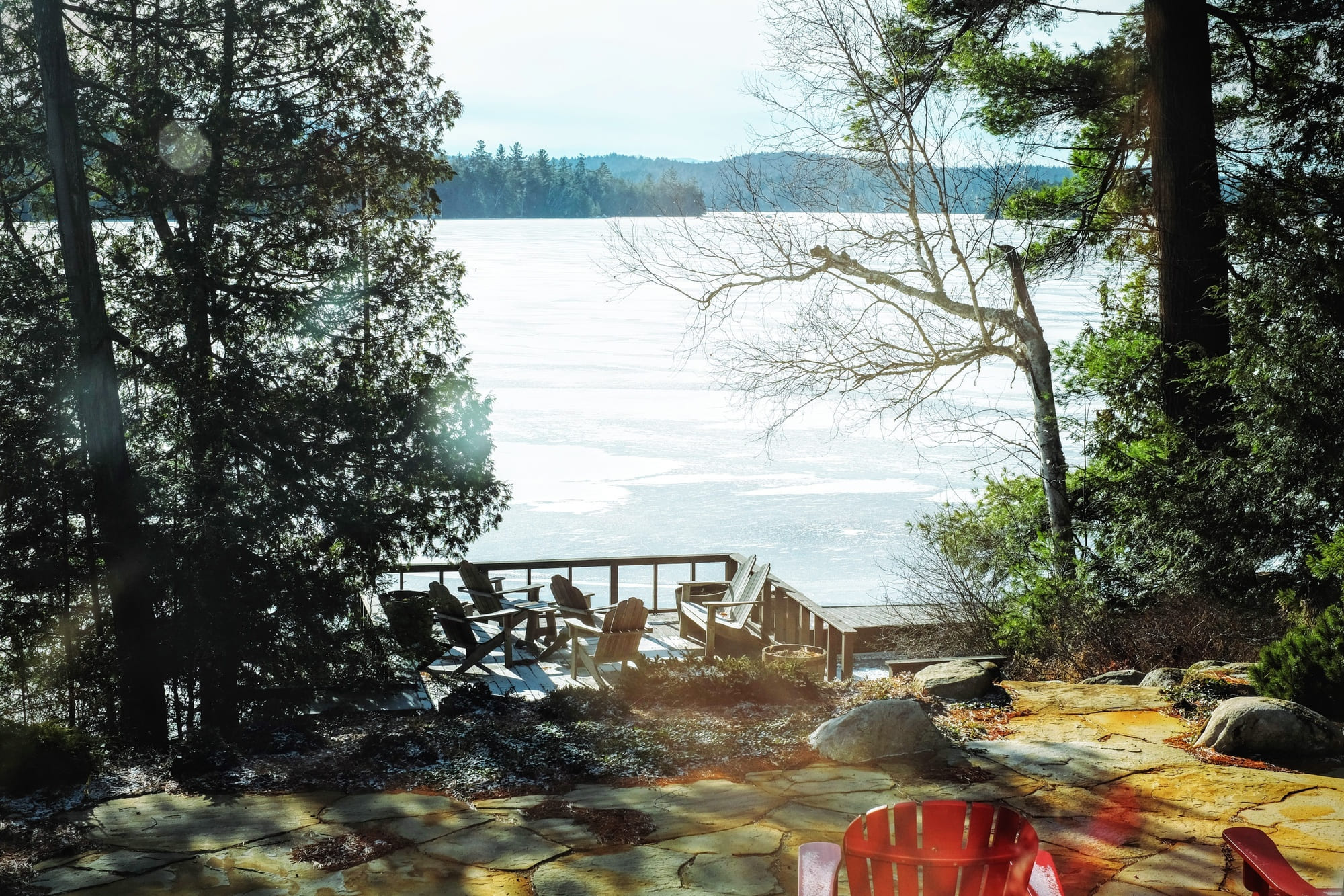 Accès depuis le Ripplecove au lac Massawippi à Ayer's Cliff avec quai et espace de repos entouré d'arbres.