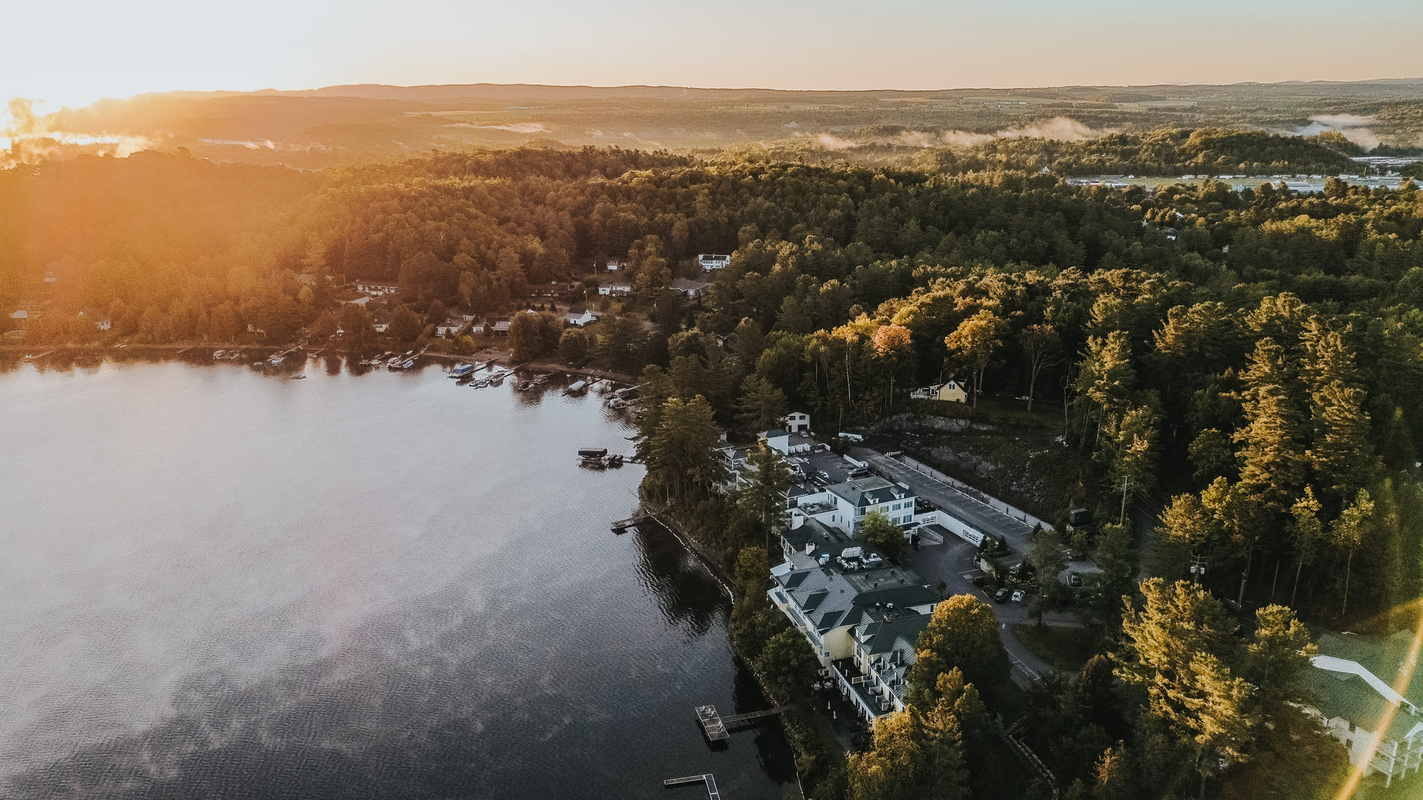 Paysage aérien d’Ayer’s Cliff au bord du lac Massawippi, en Estrie