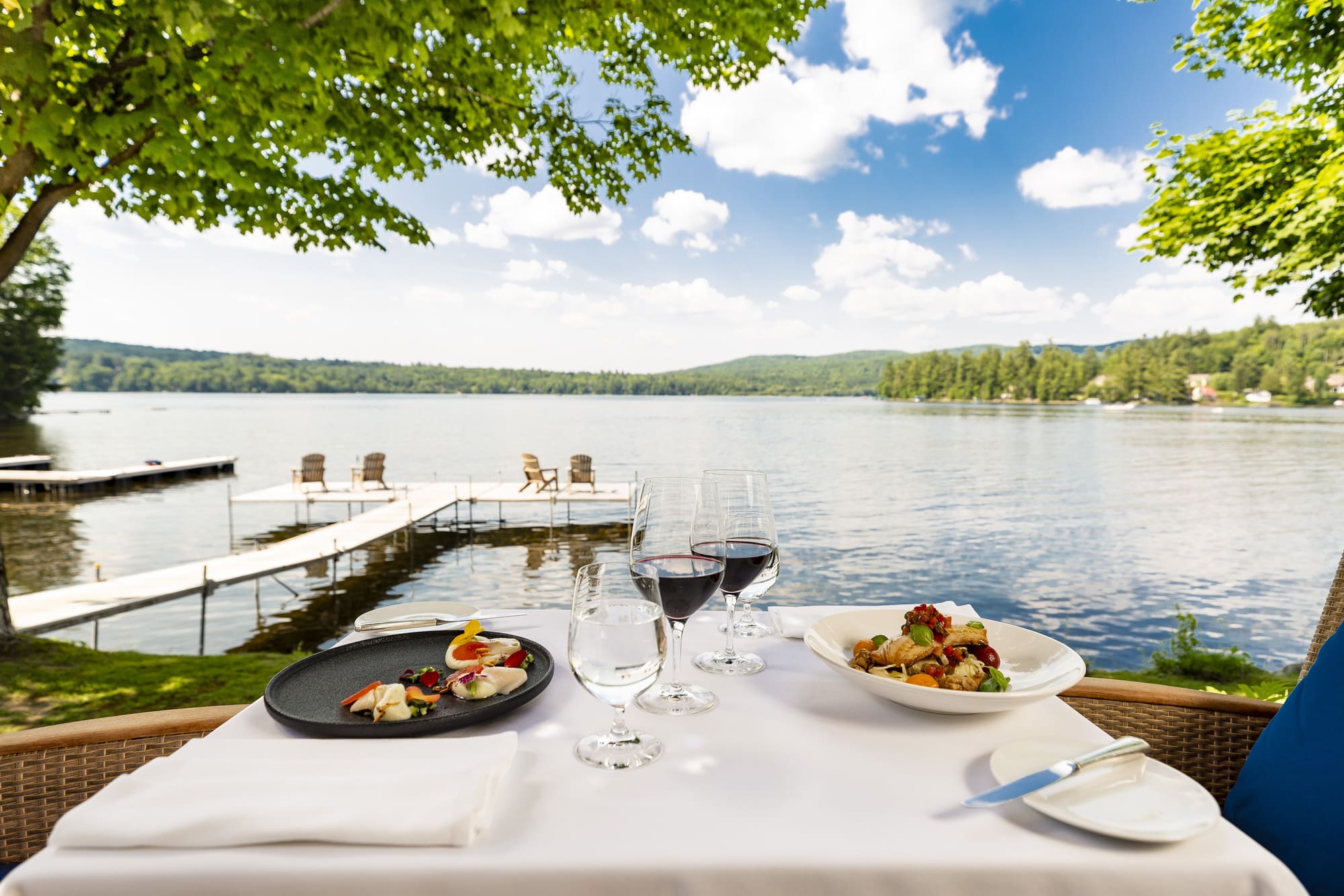 Table avec vue sur le lac Massawippi au restaurant Le Riverain du Ripplecove Hotel & Spa