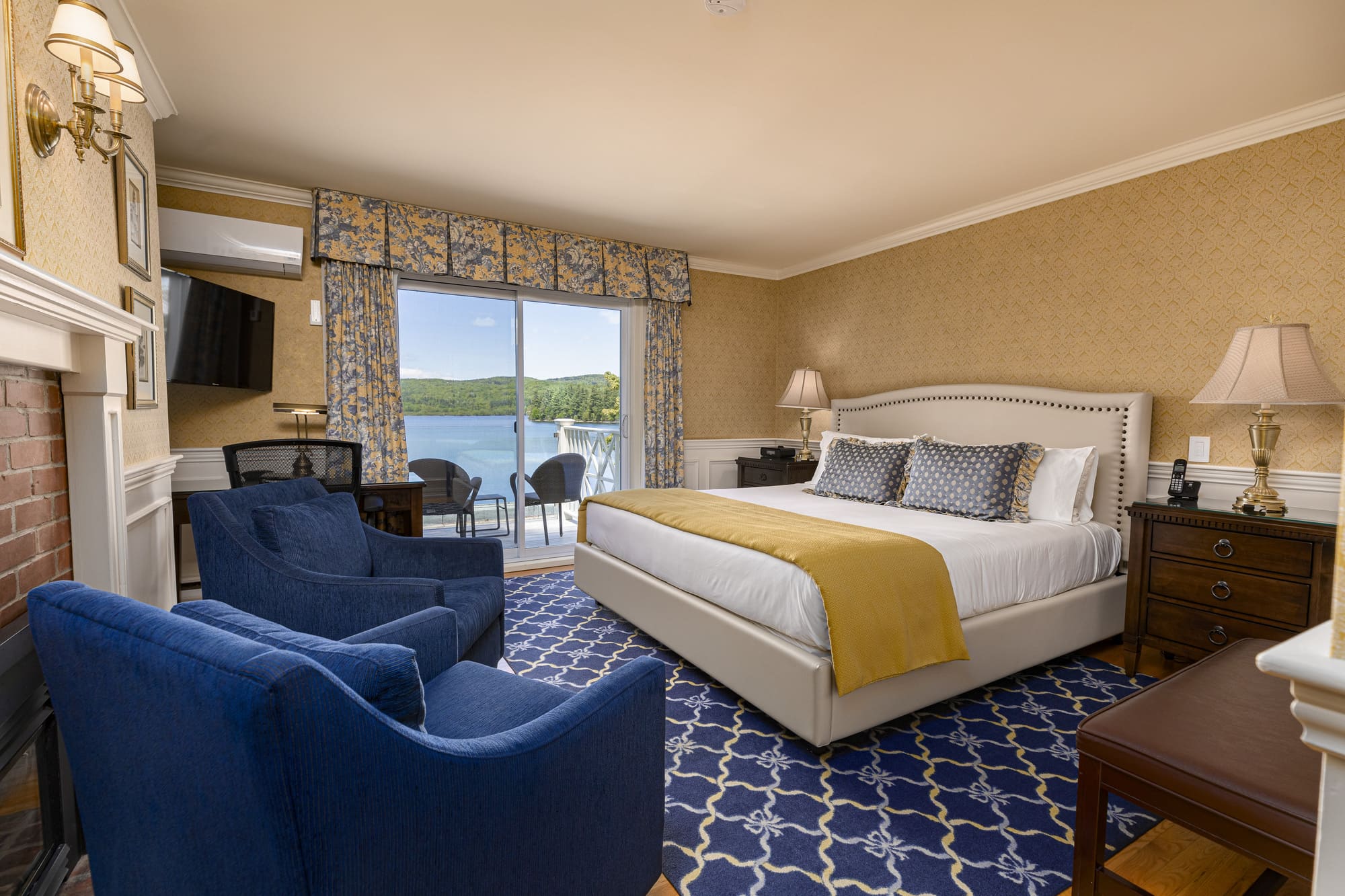 Chambre Deluxe du Ripplecove Hotel & Spa avec balcon et vue sur le lac Massawippi