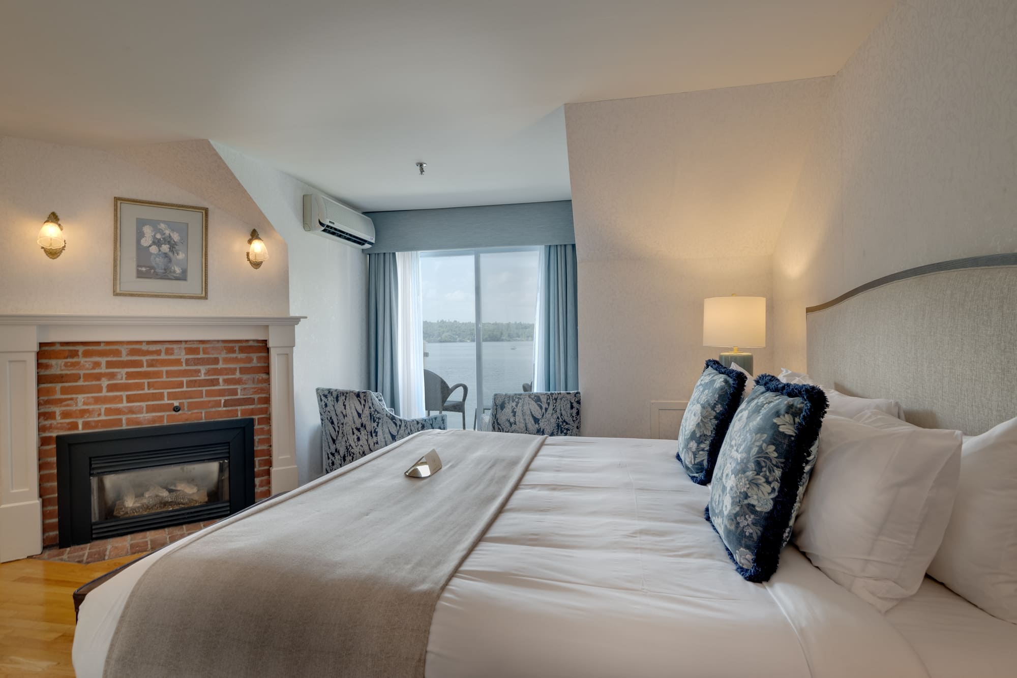 Chambre Deluxe avec foyer et vue sur le lac Massawippi au Ripplecove Hotel & Spa