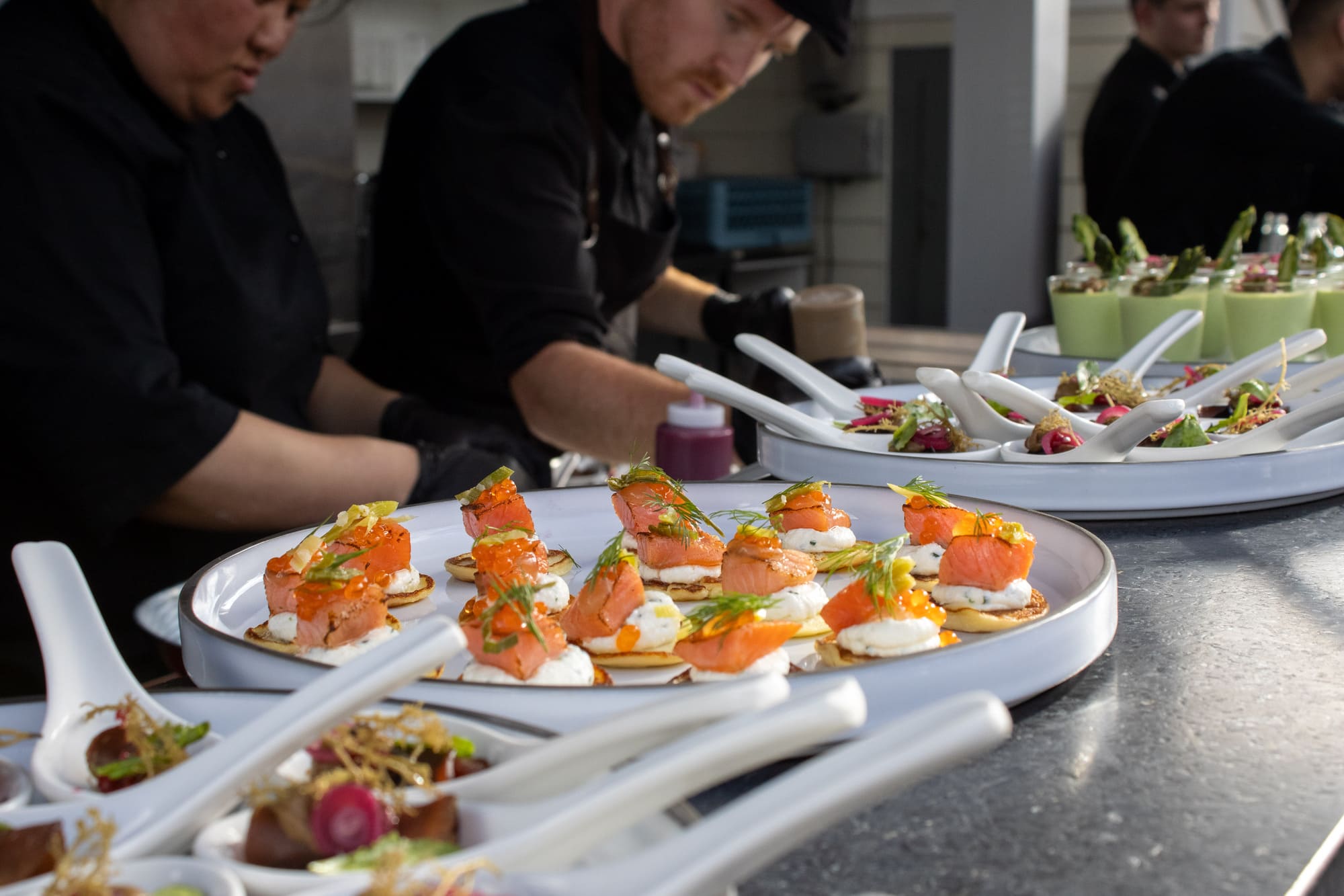 Préparation de bouchées gastronomiques au restaurant Le Riverain du Ripplecove pour une remise de diplôme