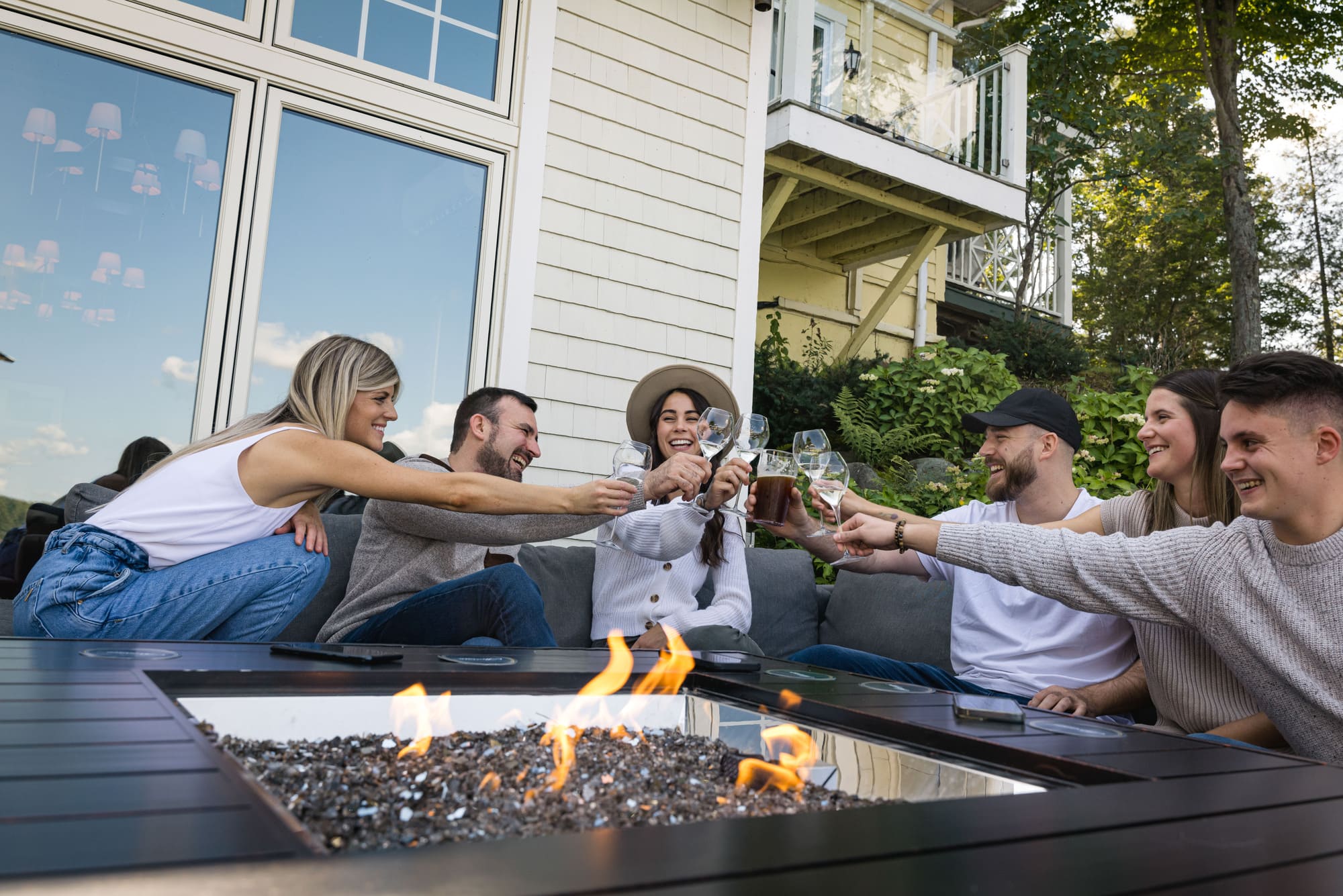 Célébration de remise de diplôme entre amis au Ripplecove Hotel & Spa au bord du lac