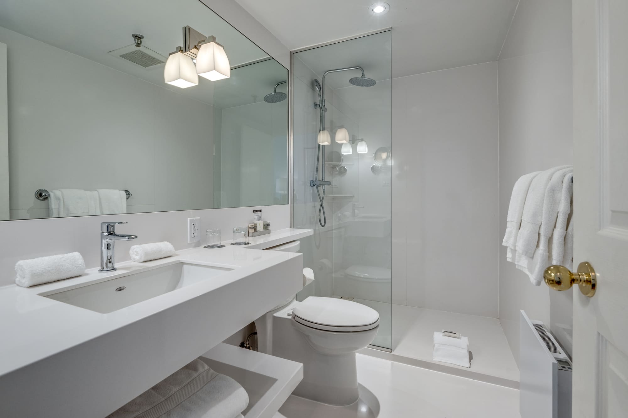 Salle de bain moderne de la chambre Deluxe au Ripplecove Hotel & Spa