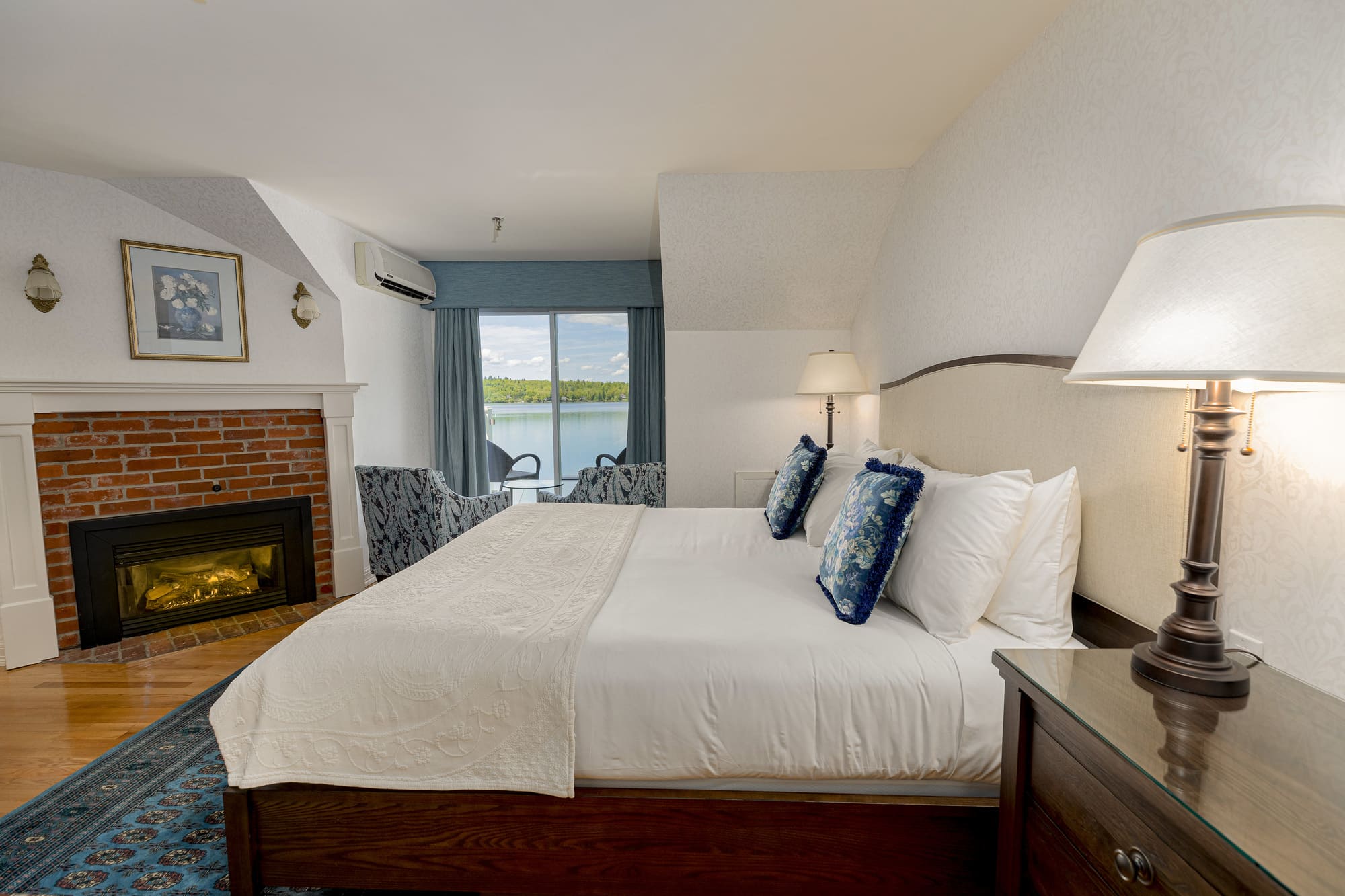 Chambre Deluxe avec lit king et foyer au Ripplecove Hotel & Spa à Ayer’s Cliff