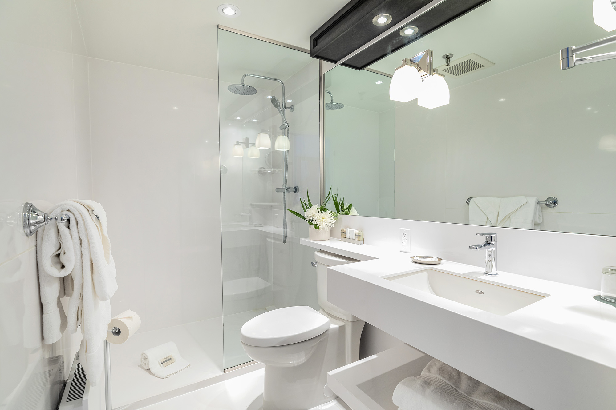 Salle de bain lumineuse de la chambre Deluxe au Ripplecove Hotel & Spa en Estrie