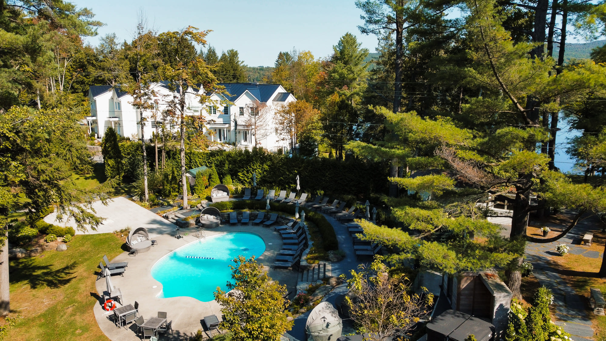 Piscine extérieure du Ripplecove Hôtel & Spa pour un séjour de remise de diplôme en Estrie