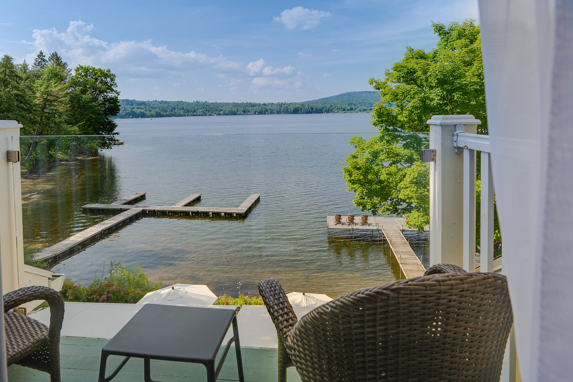 Vue sur le lac Massawippi depuis le balcon d’une chambre Deluxe au Ripplecove Hotel & Spa