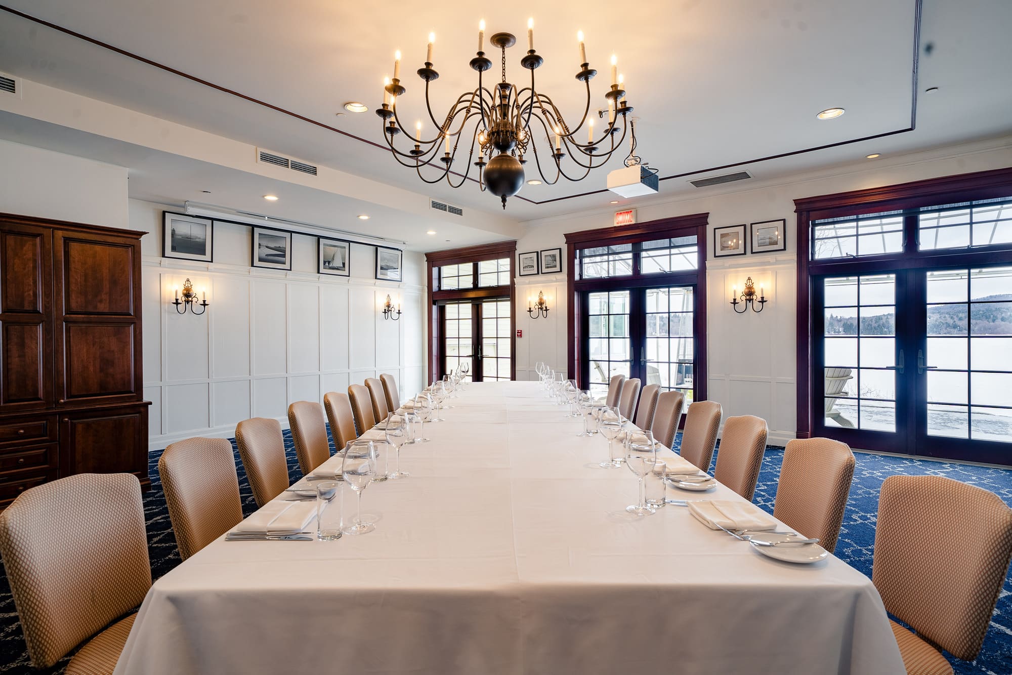 Salle Stafford du Ripplecove Hôtel & Spa aménagée pour un banquet de remise de diplôme