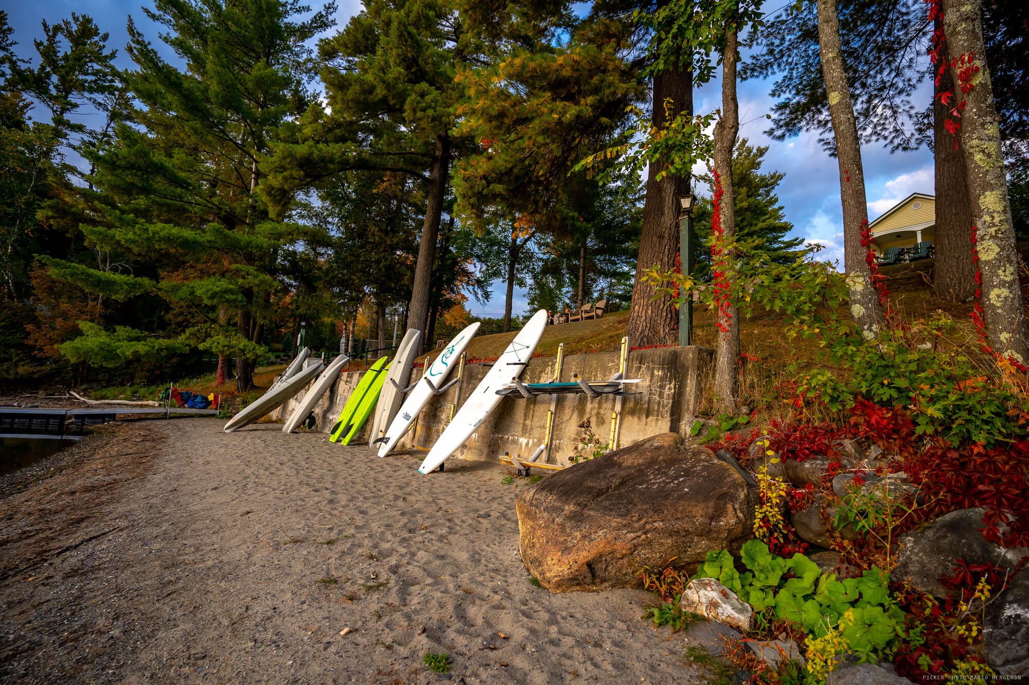 Planches à pagaie et kayak disponibles sur la plage du Ripplecove Hotel & Spa en Estrie