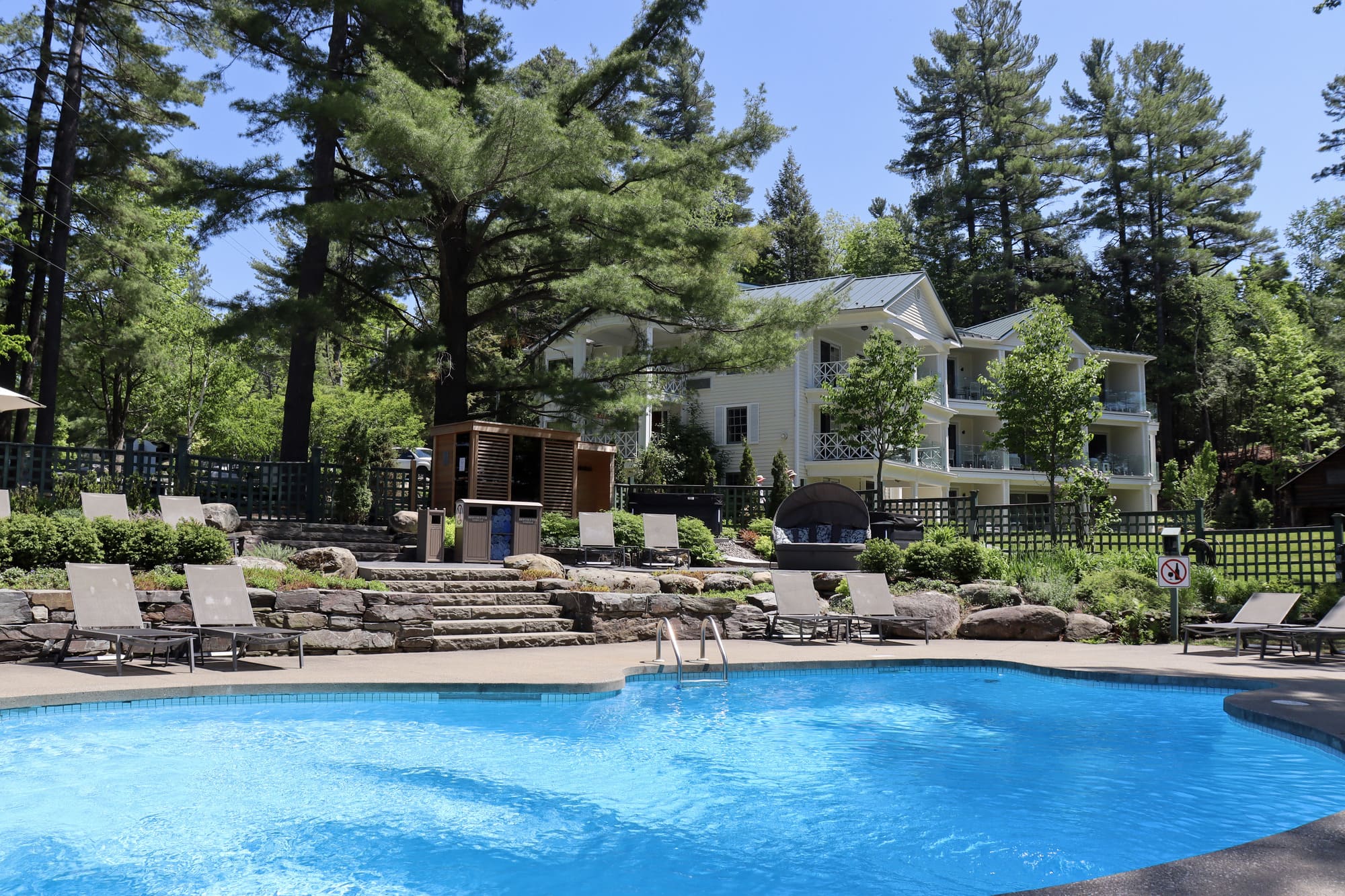 Piscine extérieure chauffée au Ripplecove Hotel & Spa en Estrie