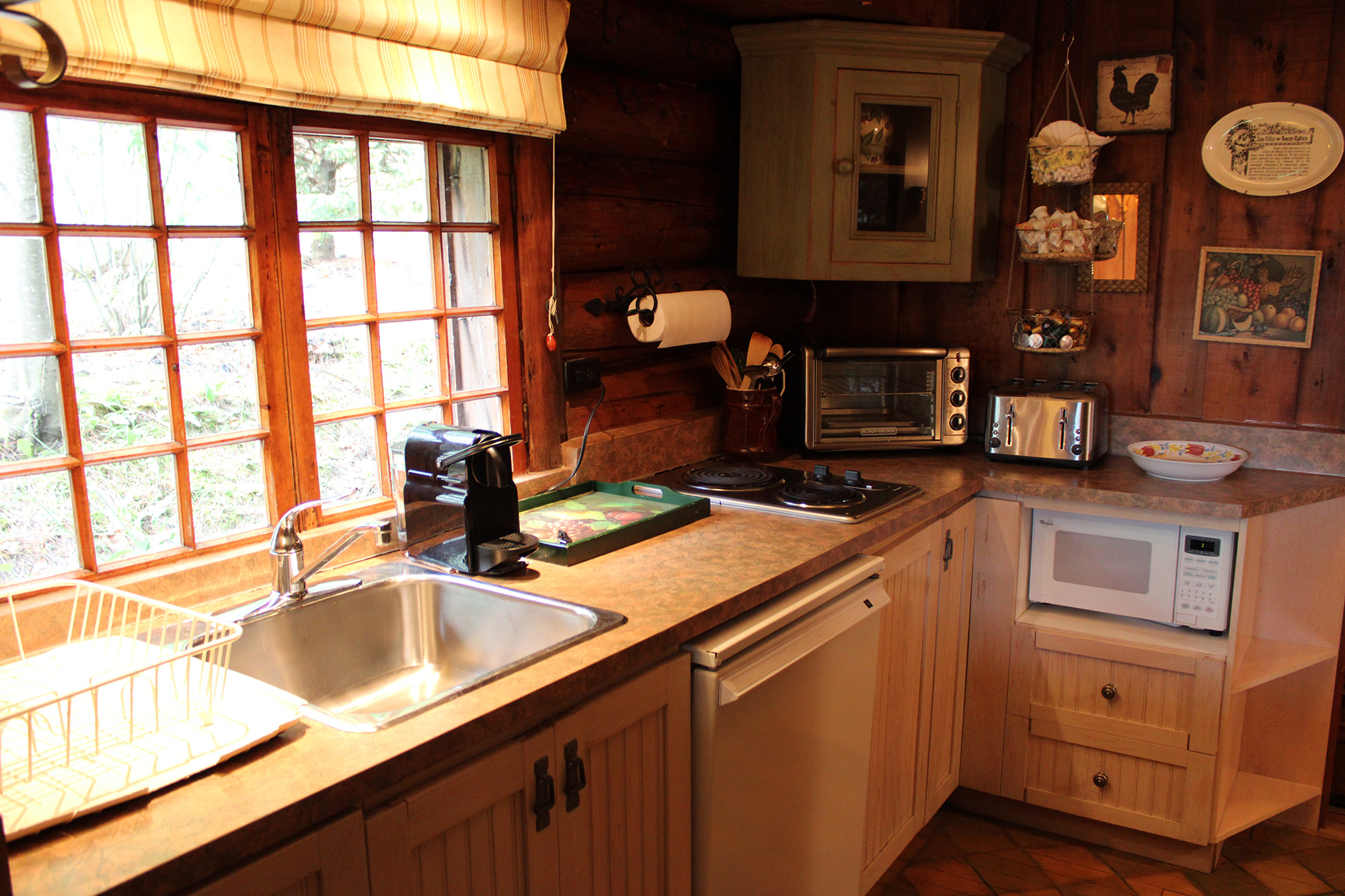 Cuisine rustique entièrement équipée dans un chalet en bois rond en Estrie