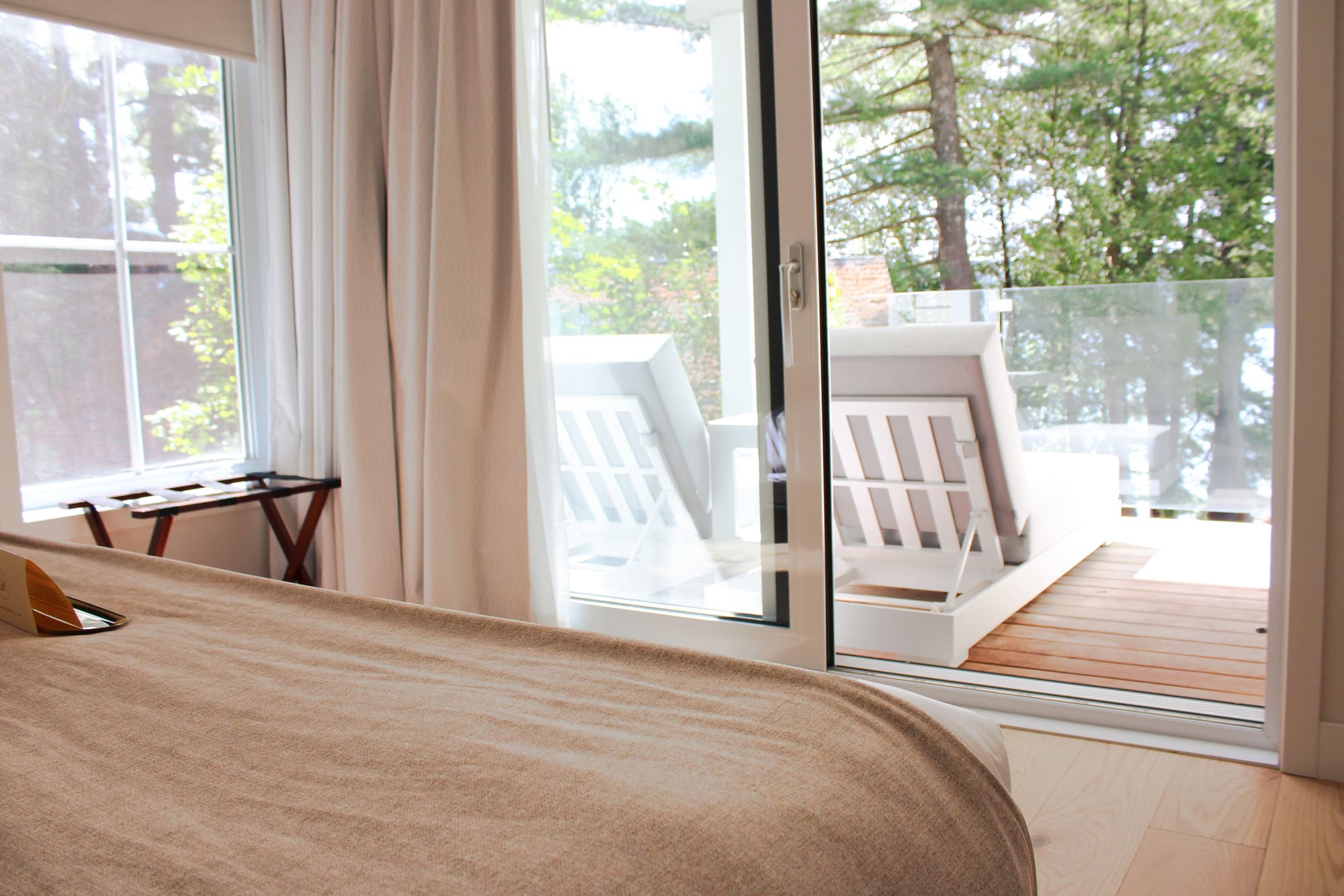 Suite lumineuse avec lit king et terrasse privée donnant sur le lac