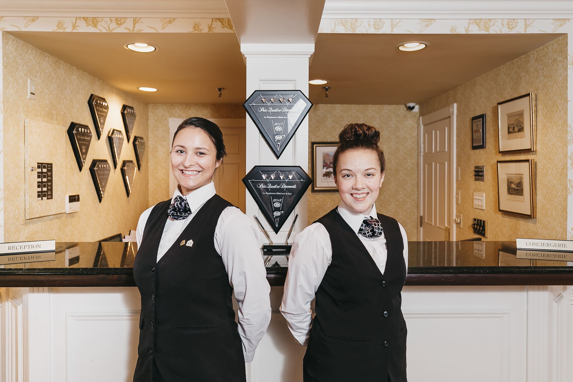 Membres du personnel à la réception de l’Hôtel Ripplecove en Estrie.