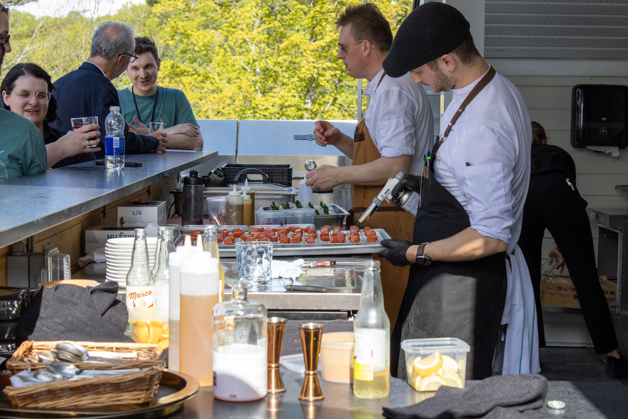 Chefs préparant des bouchées devant les participants d’un événement corporatif à l’Hôtel Ripplecove en Estrie.