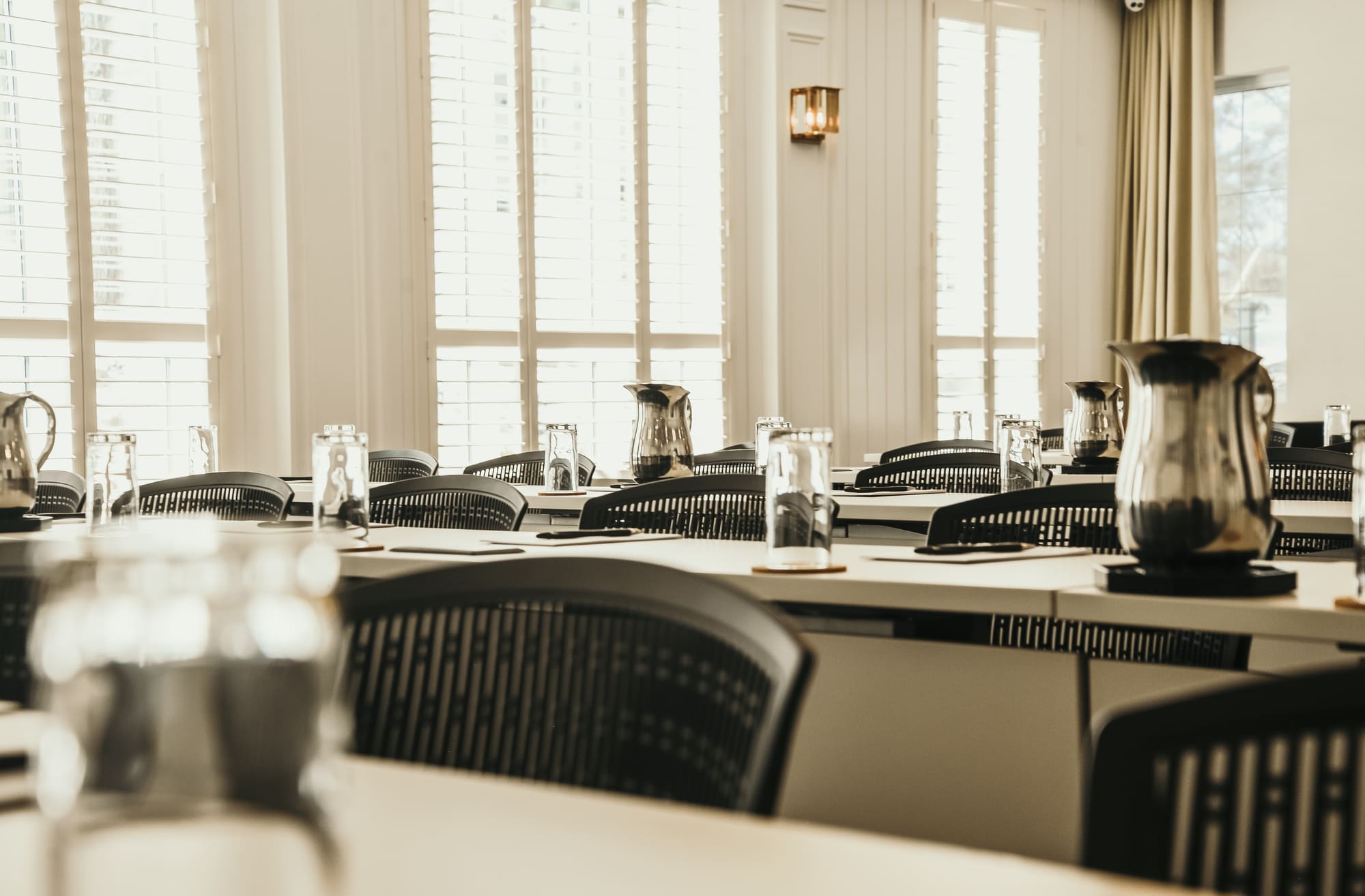 Salle de réunion lumineuse de l’Hôtel Ripplecove aménagée pour un événement corporatif en Estrie.