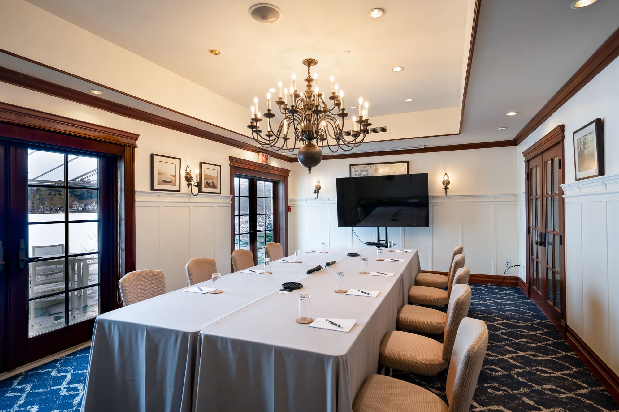 Salle de réunion de l’Hôtel Ripplecove aménagée pour un séminaire corporatif en Estrie, avec écran de présentation.